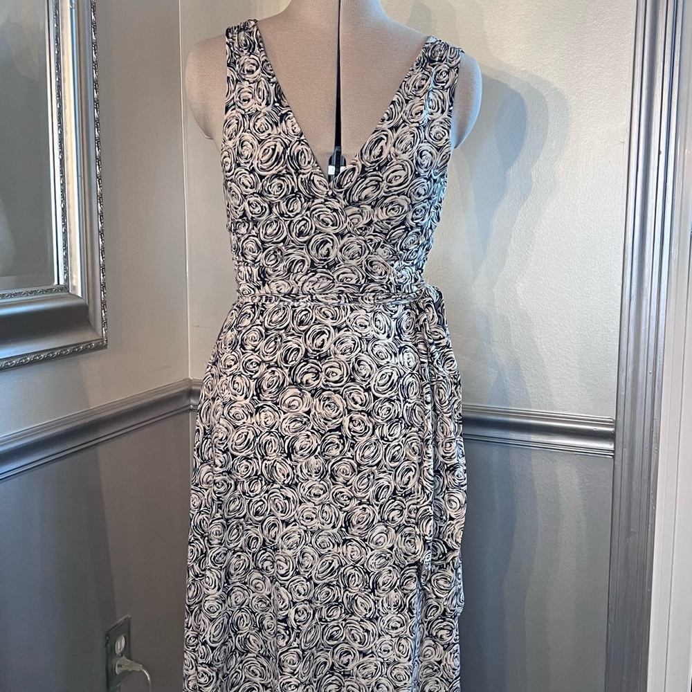 BCBGMaxAzria Black and White Rose Maxi Dress Sleeveless V-neck